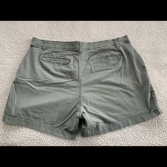 Olive green lane Bryant shorts with ruffle edging on pockets - Picture 4 of 4